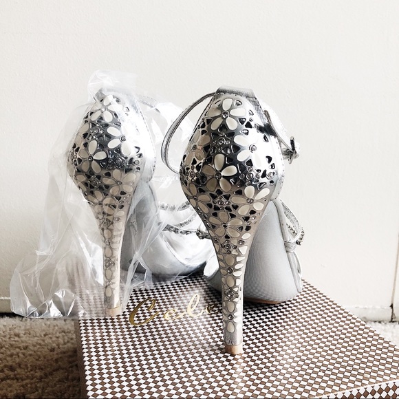 Silver Heels 👠 - Picture 3 of 4